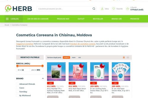 O selecție de produse cosmetice coreene, aranjate pe o măsuță de toaletă.